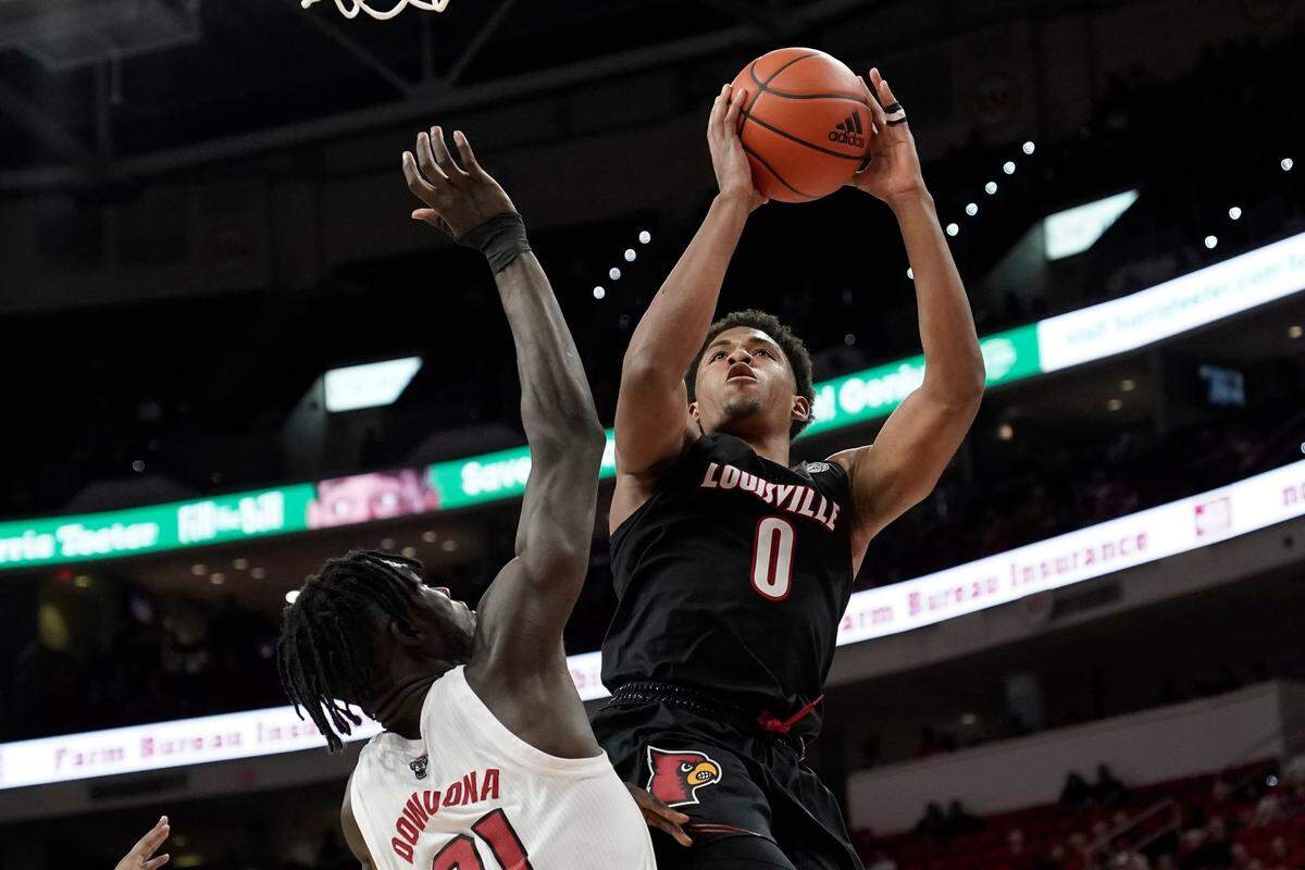 After transferring from Florida, Louisville senior guard Noah Locke (0) is averaging 9.6 points and 2.4 rebounds for Coach Chris Mack’s Cardinals.