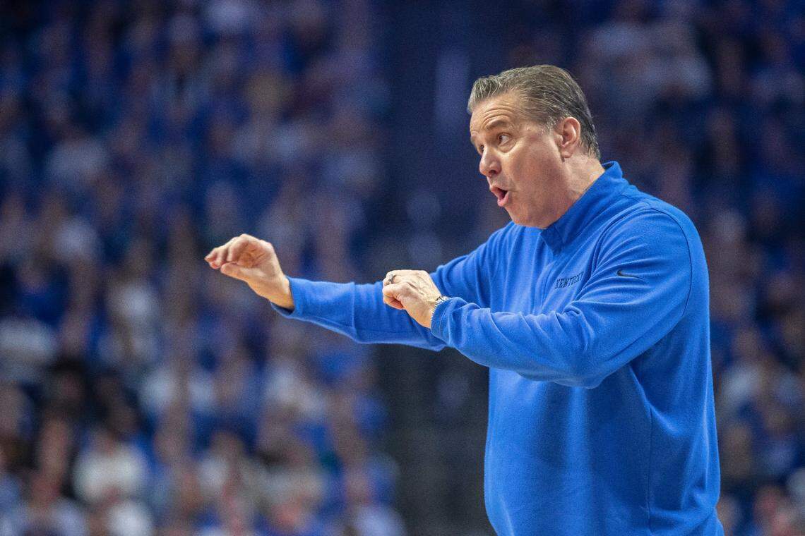Kentucky head coach John Calipari talks to his players during Tuesday’s game against LSU.