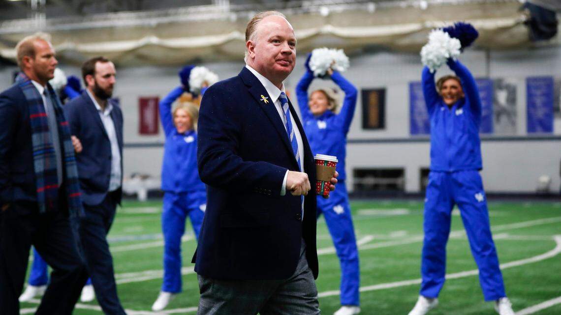 Mark Stoops signs contract extension with Kentucky that includes raise, increased buyout