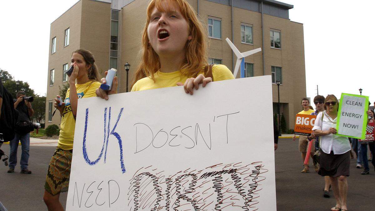 Samantha Meador chanted as she marched outside the Wildcat Coal Lodge during an anti-coal rally Wednesday.