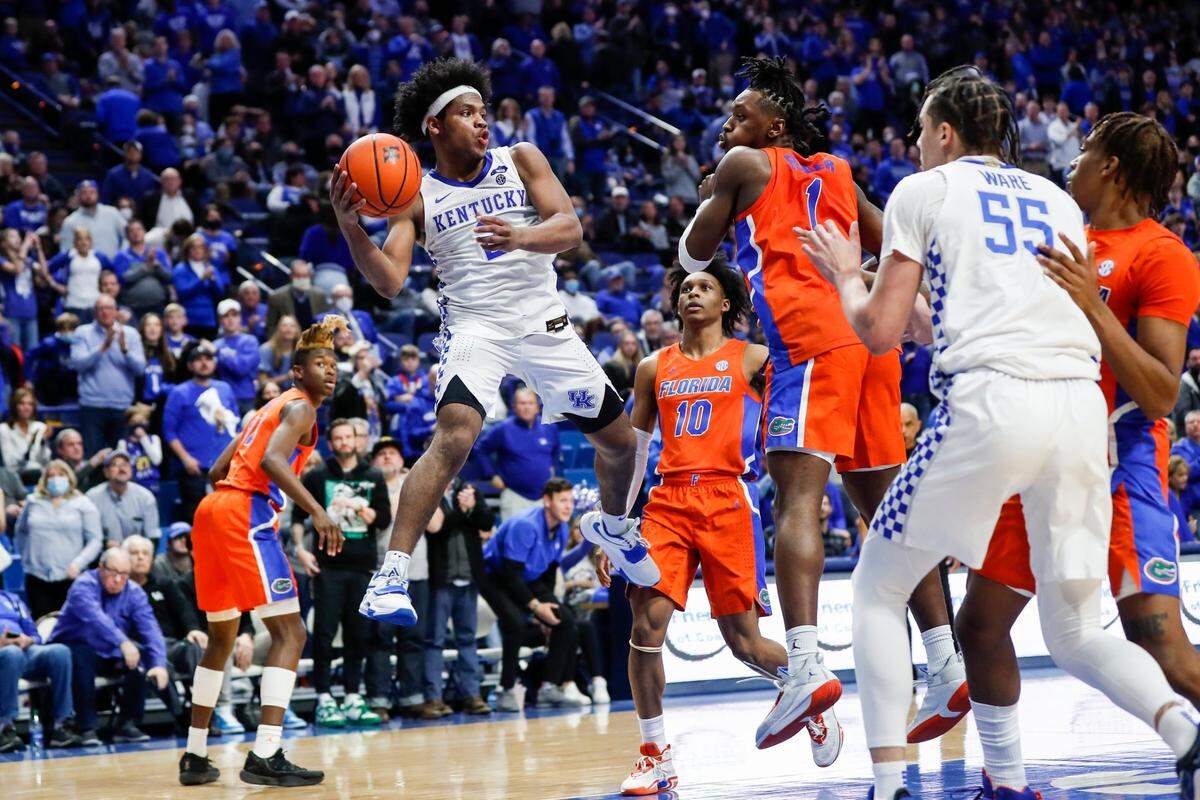 Kentucky’s Sahvir Wheeler (2) passes the ball around Florida’s CJ Felder (1) during Saturday’s game. Wheeler, the SEC leader in assists, had six against the Gators.