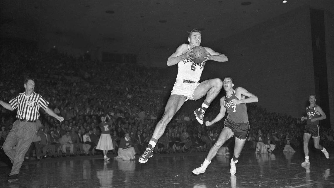 Kentucky’s Cliff Hagan sailed in for a layup past Temple’s John Kane (7) on Dec. 5, 1953.