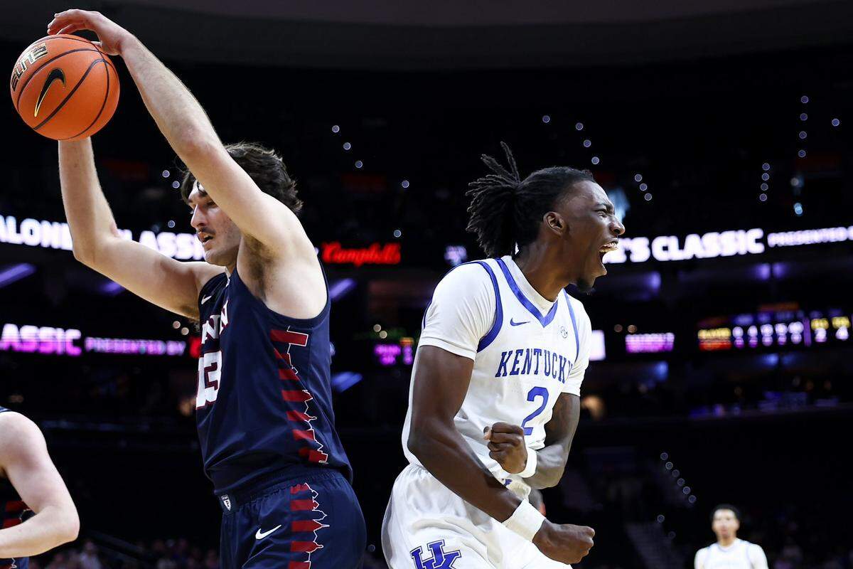 Kentucky’s Aaron Bradshaw reacts during Saturday’s game against Penn in Philadelphia.