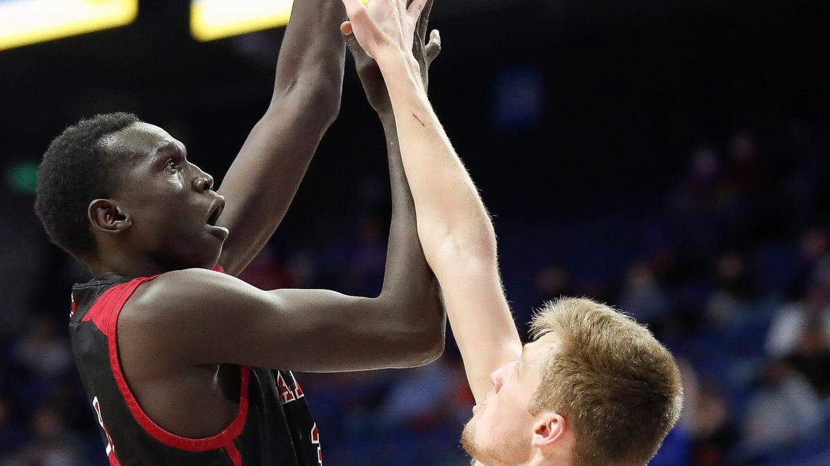Ballard’s Maker Bar (31) shoots over Madison Central’s Will Hardin (40) during the 2021 KHSAA Boys’ Sweet 16 opening round in Rupp Arena. Both players will be trying to lead their teams to return trips during this week’s regional tournaments.