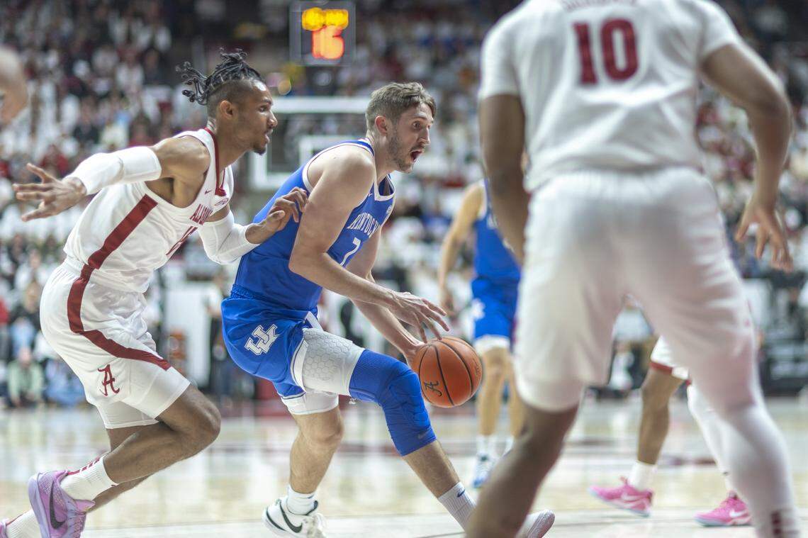 Kentucky forward Andrew Carr (7) drives the ball in front of Alabama forward Jarin Stevenson (15) during Saturday’s game at Coleman Coliseum in Tuscaloosa, Ala.