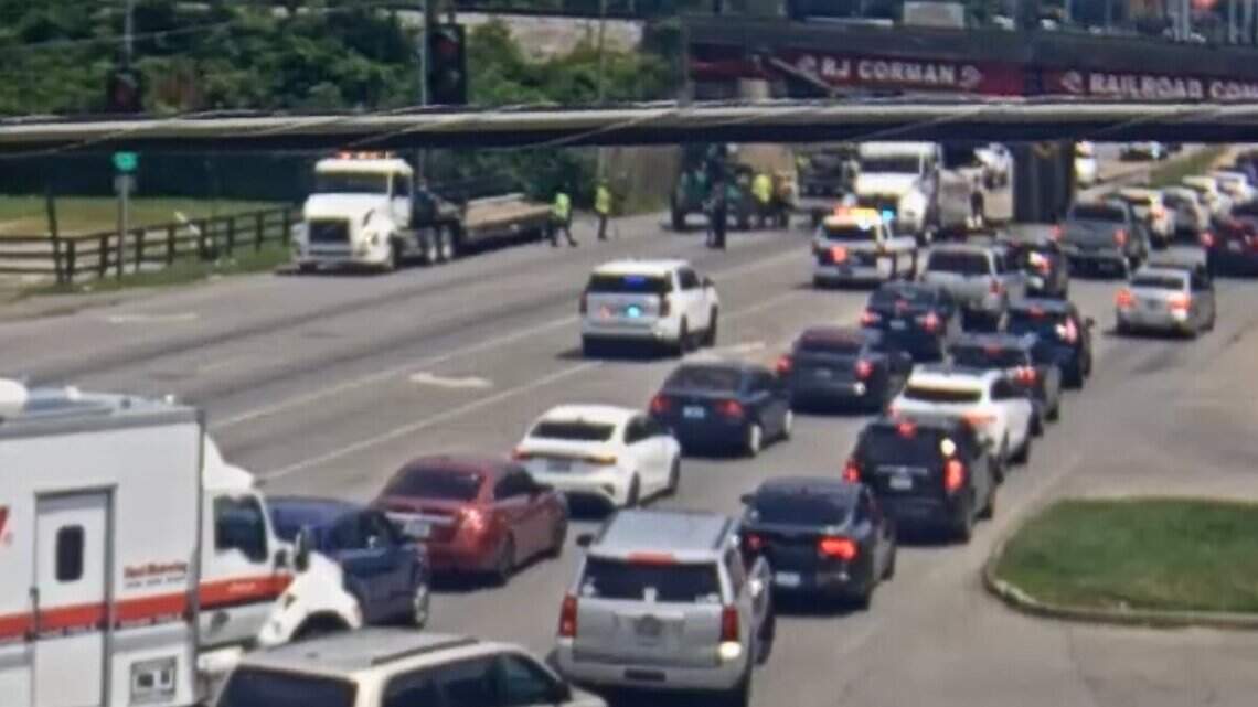 New Circle Road closed Friday afternoon because tractor-trailer hit an overpass