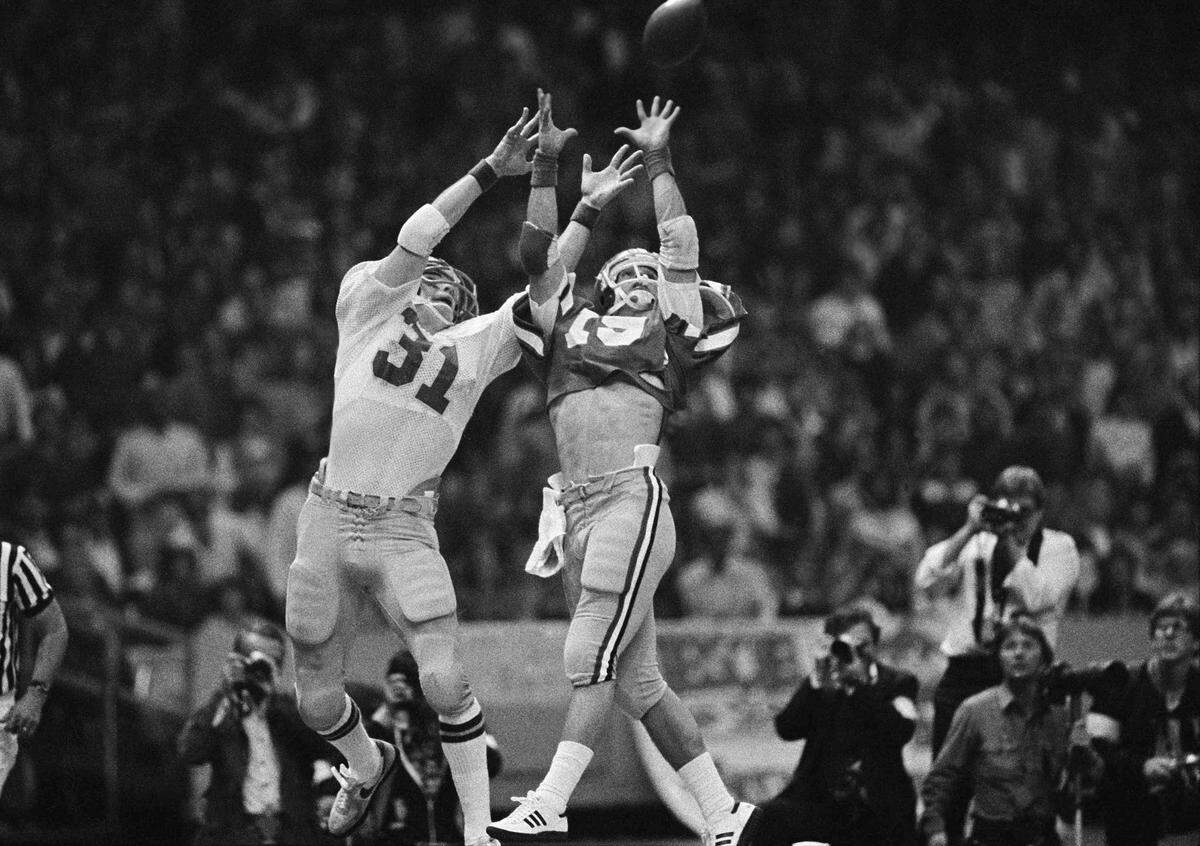 Georgia’s Scott Woerner, right, intercepted a pass intended for Notre Dame’s Pete Holohan during the Sugar Bowl on Jan. 2, 1981, at the Superdome in New Orleans. The interception sealed Georgia’s 17-10 victory, which earned the Bulldogs the national championship.