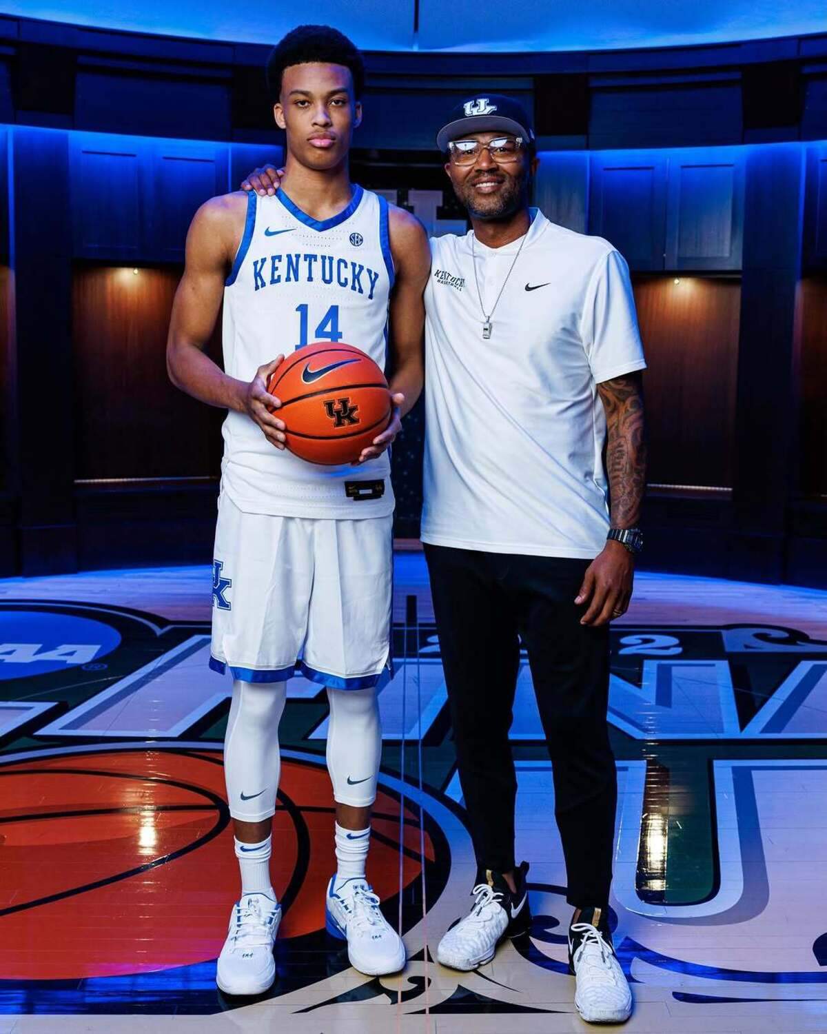Class of 2027 small forward Ryan Hampton (left) and Kentucky basketball assistant coach Mo Williams pose for a photo during Hampton’s recruiting visit to UK earlier this month. Hampton is the first class of 2027 recruit to commit to the Wildcats.