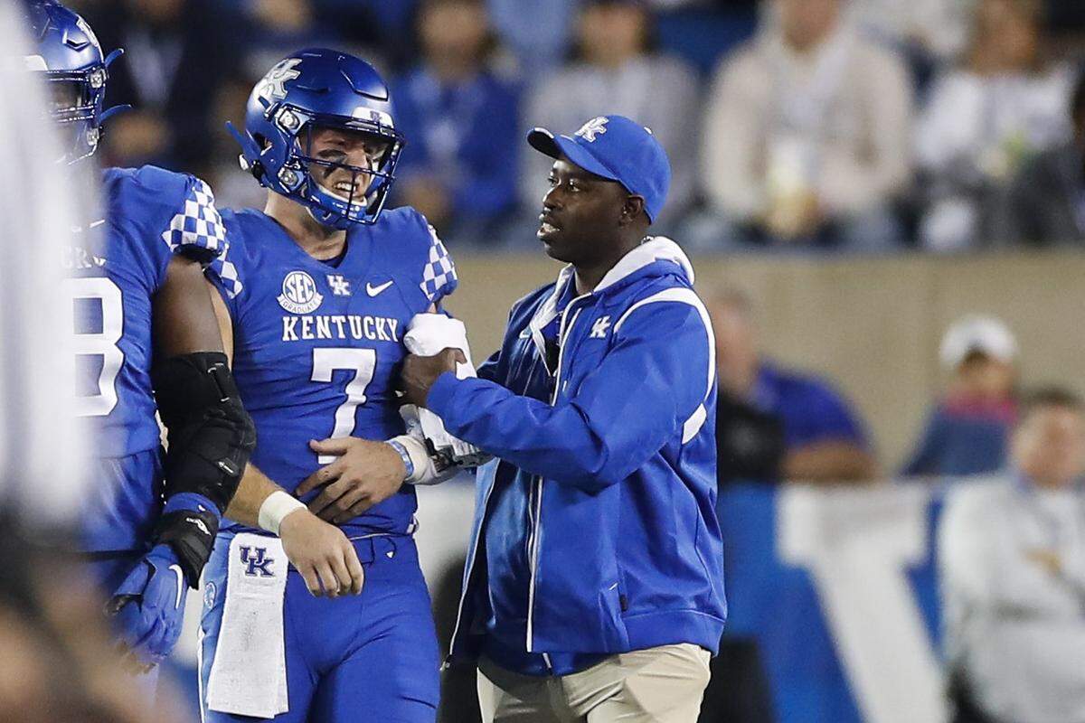 Kentucky quarterback Will Levis (7) was able to return from a shoulder injury in the third quarter that knocked him out the game for a few plays.