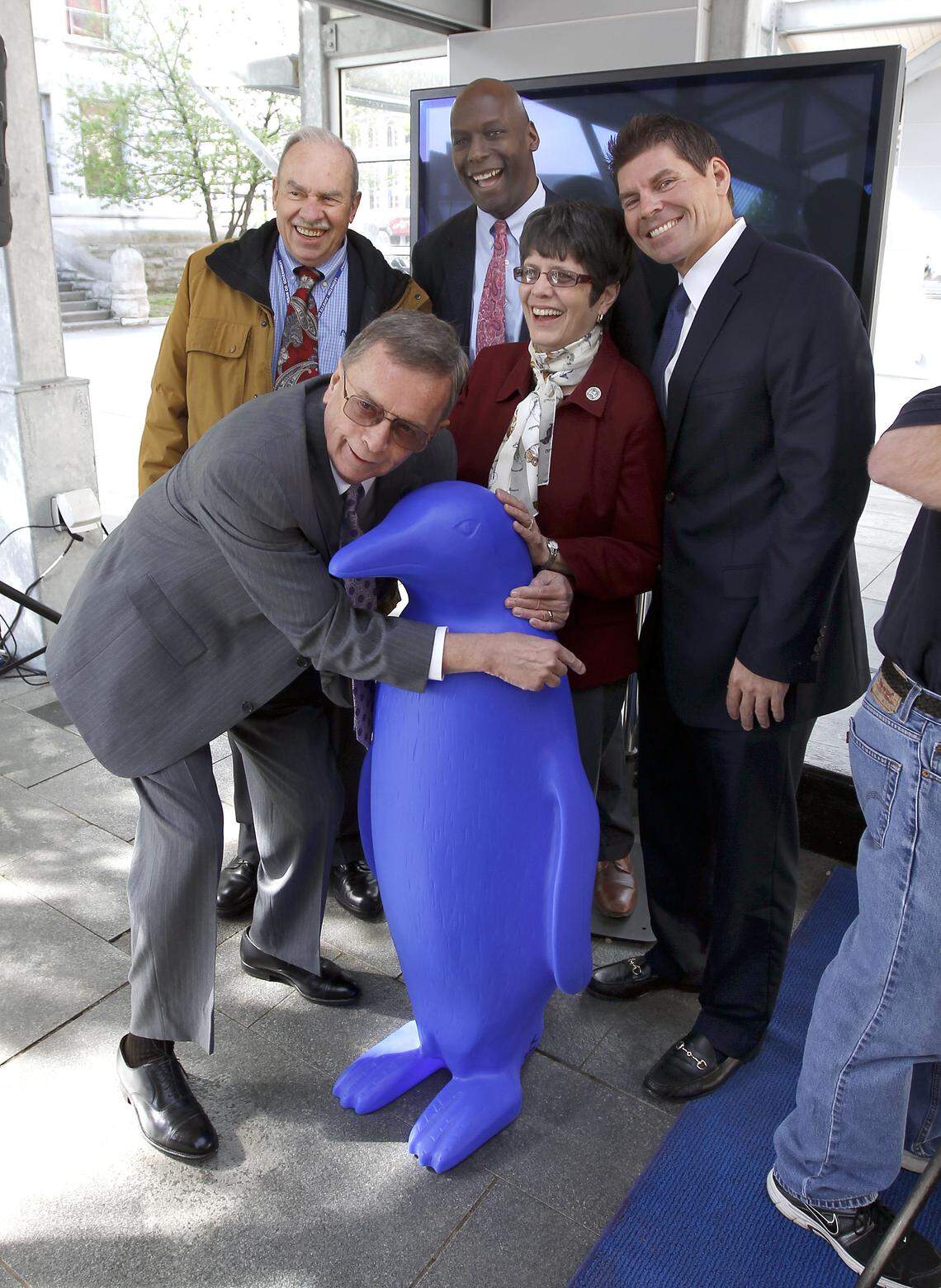 Urban County Councilman Julian Beard hugged a blue penguin, a distinctive feature for Lexington’s planned 21c Museum Hotel, while fellow council members Tom Blues, left, George Myers, Linda Gorton and Chuck Ellinger gathered around for a picture.  