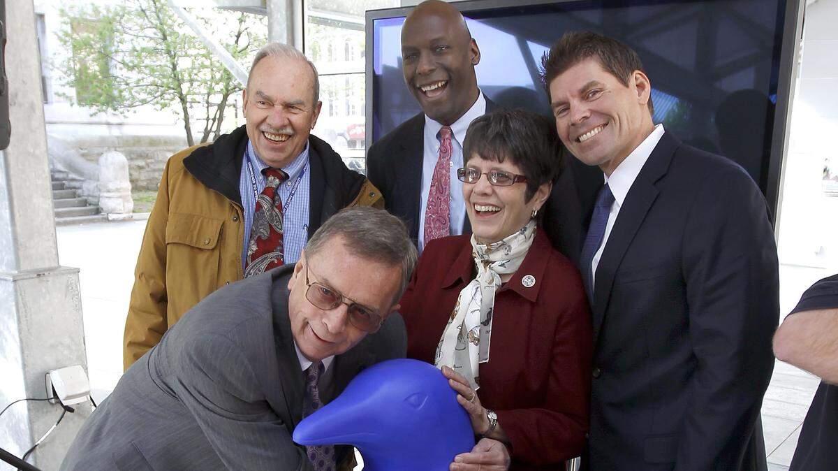 Urban County Councilman Julian Beard hugged a blue penguin, a distinctive feature for Lexington’s planned 21c Museum Hotel, while fellow council members Tom Blues, left, George Myers, Linda Gorton and Chuck Ellinger gathered around for a picture.  