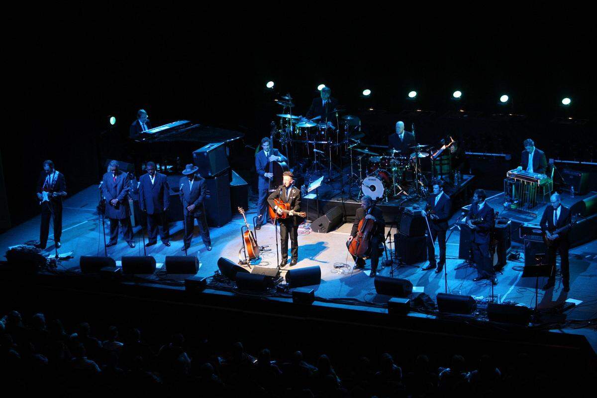 Lyle Lovett and His Large Band perform at the Norton Center in 2009.