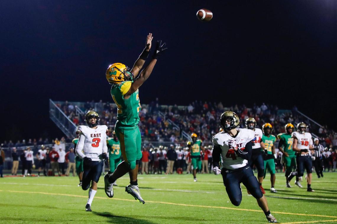 Dahvon Frazier catches a first-half touchdown pass to lead Bryan Station to a 28-20 advantage at halftime.