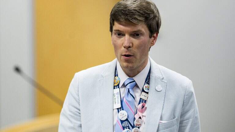 Legal expert says effort to remove FCPS board chair likely unconstitutional