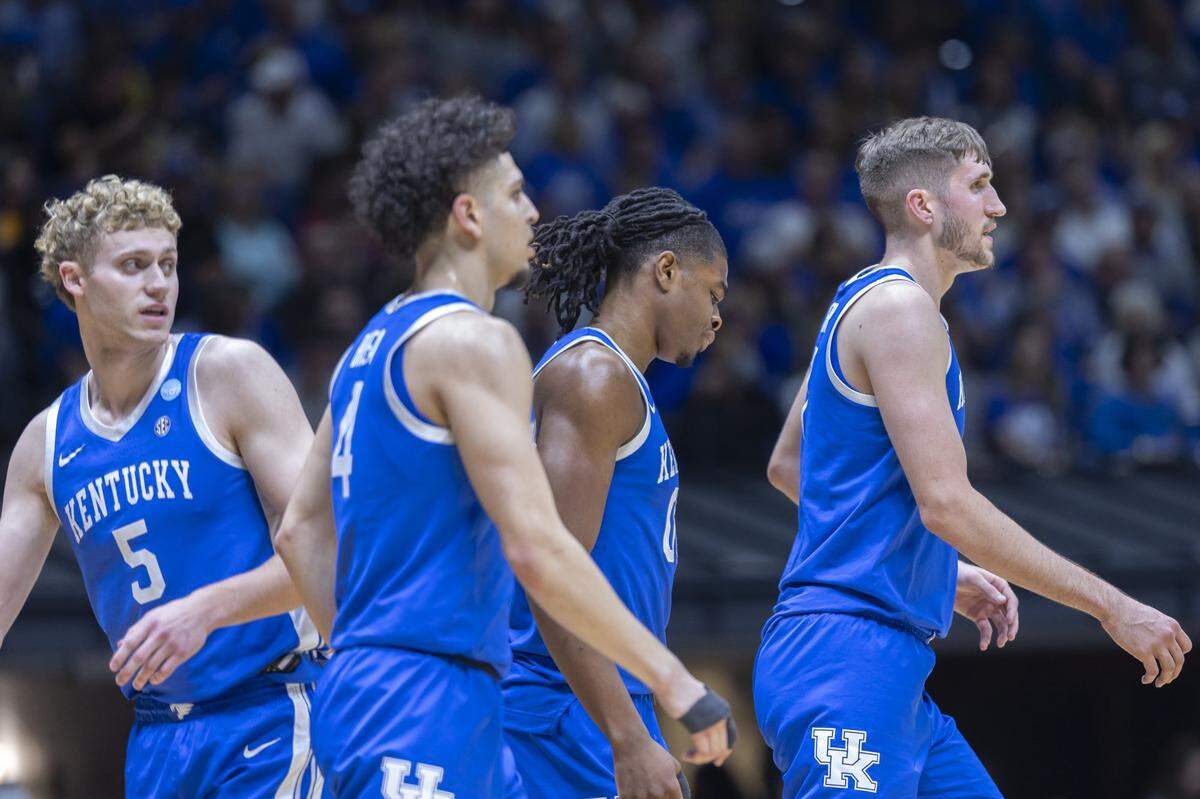 Kentucky’s Collin Chandler, left, Koby Brea, Otega Oweh and Andrew Carr walk to the sideline during a timeout in Friday’s NCAA Sweet 16 game against Tennessee at Lucas Oil Stadium in Indianapolis.