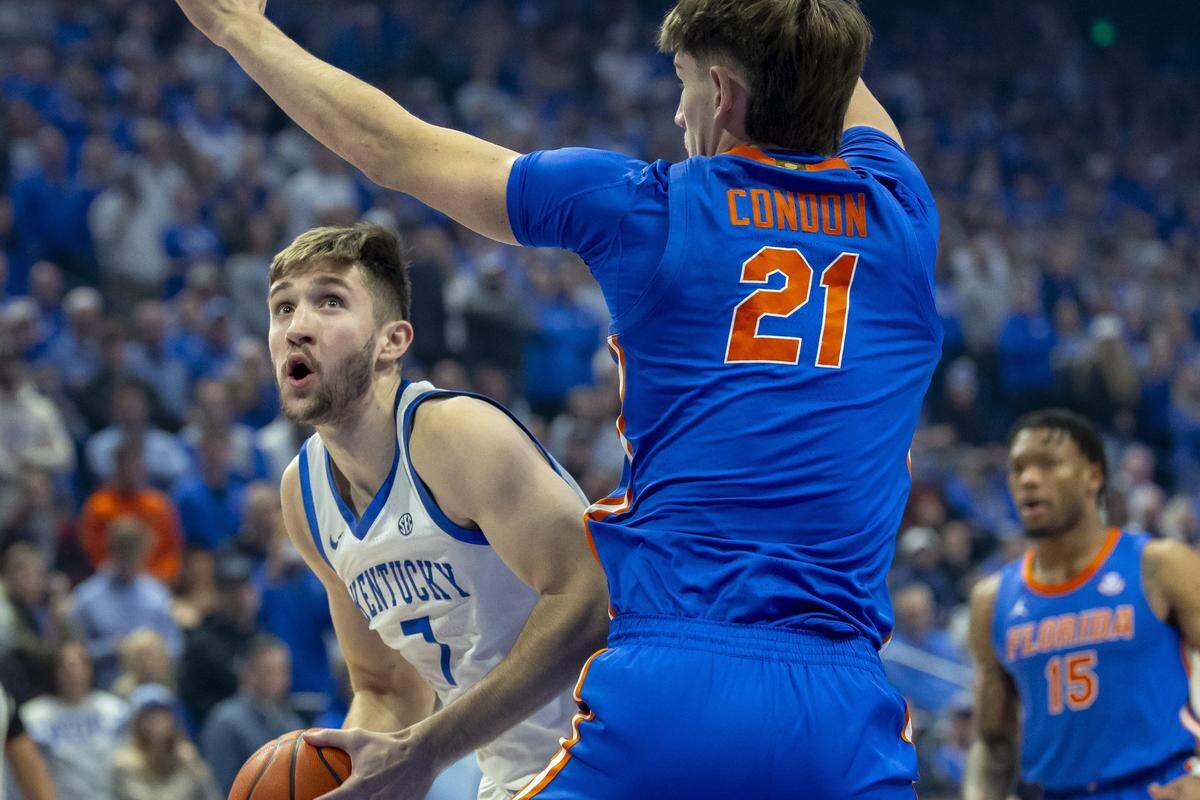 Florida forward Alex Condon (21) defended Kentucky’s Andrew Carr (7) during the Gators’ 106-100 loss to the Wildcats last season at Rupp Arena. Condon had nine points, 10 rebounds, three assists and a blocked shot in the loss.
