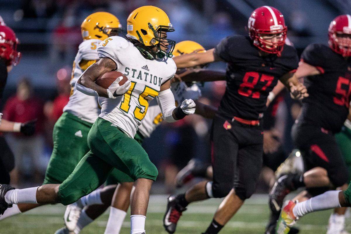 Bryan Station’s AhTraivon Jenkins (15) ran the ball against Scott County on Sept. 11. The Defenders have won three straight games.