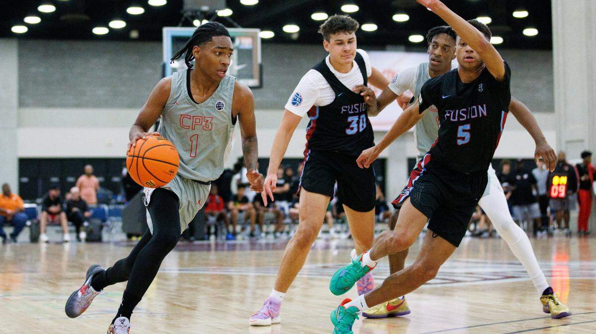 Team CP3’s Robert Dillingham (1) drives the ball into the paint during the first day of the Nike Elite Youth Basketball League session on Saturday, May 28, 2022, at the Kentucky Exposition Center in Louisville, Kentucky.