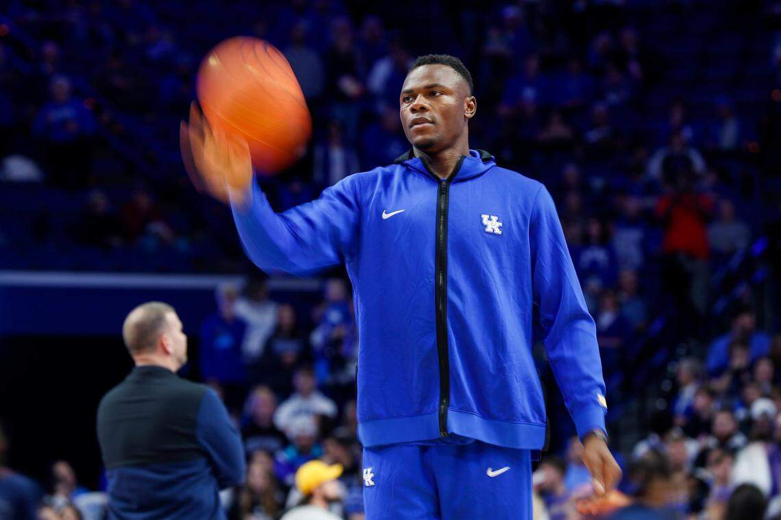 Oscar Tshiebwe warms up with the Kentucky Wildcats before the game against Duquesne on Friday.