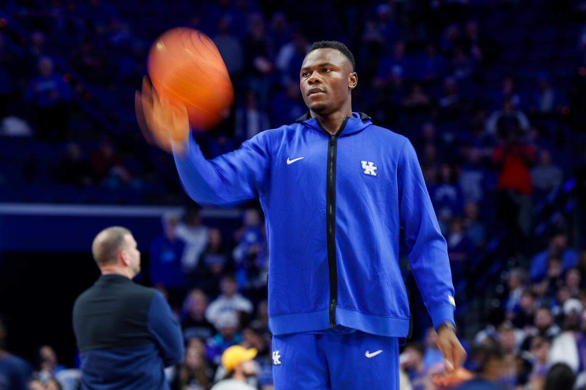 Oscar Tshiebwe warms up with the Kentucky Wildcats before the game against Duquesne on Friday.