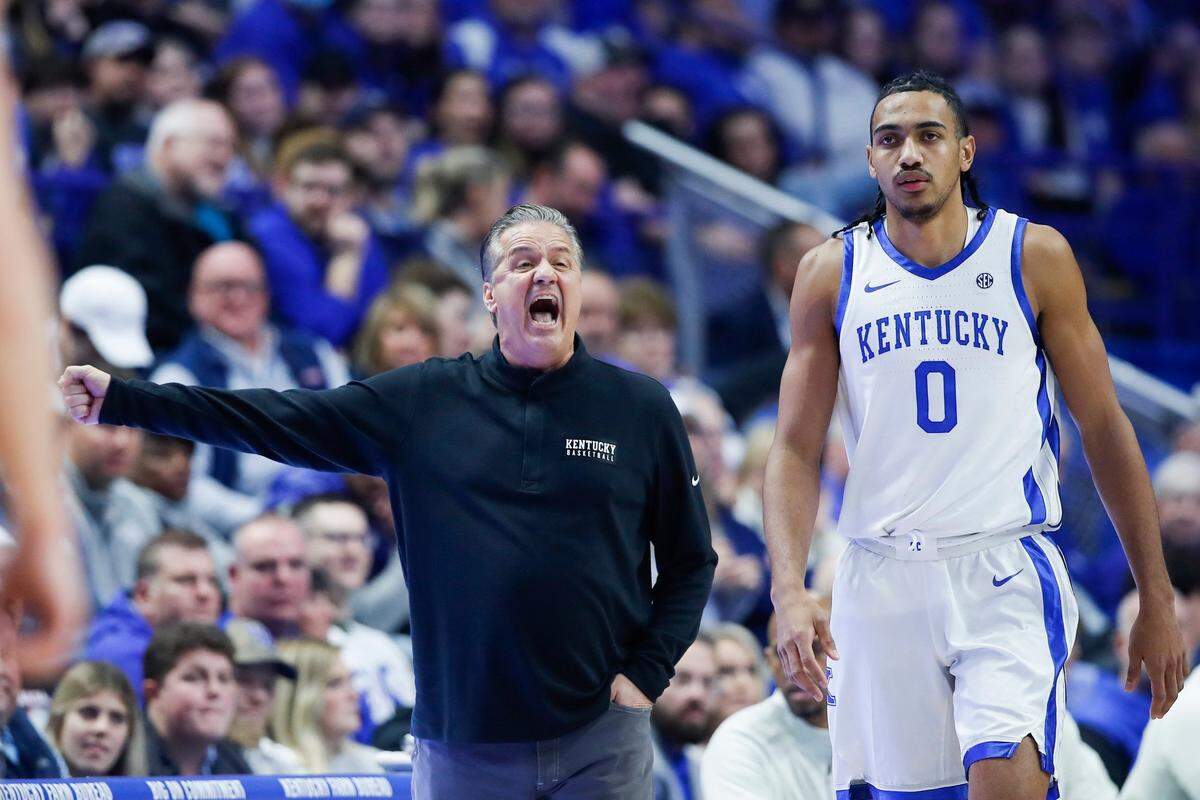 Kentucky Coach John Calipari instructed forward Jacob Toppin (0) during UK’s 69-59 win over Yale.