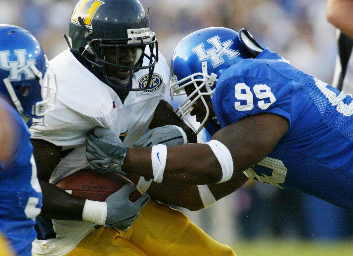 Kentucky’s Ellery Moore (No. 99) tackled Murray State’s Ron Lane in UK’s 37-6 victory over Murray State in 2003. That is the only prior meeting between the Wildcats and the Racers.