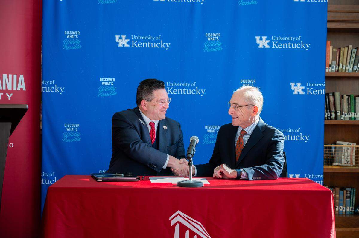 Transylvania University President Brien Lewis, left, and University of Kentucky President Eli Capilouto sign a memorandum of understanding, adding Transylvania to UK’s Advancing Kentucky Together Network. The network will create partnerships to advance the health of Kentucky.