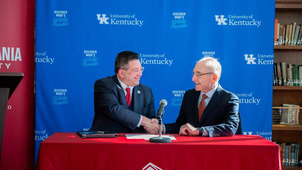 Transylvania University President Brien Lewis, left, and University of Kentucky President Eli Capilouto sign a memorandum of understanding, adding Transylvania to UK’s Advancing Kentucky Together Network. The network will create partnerships to advance the health of Kentucky.