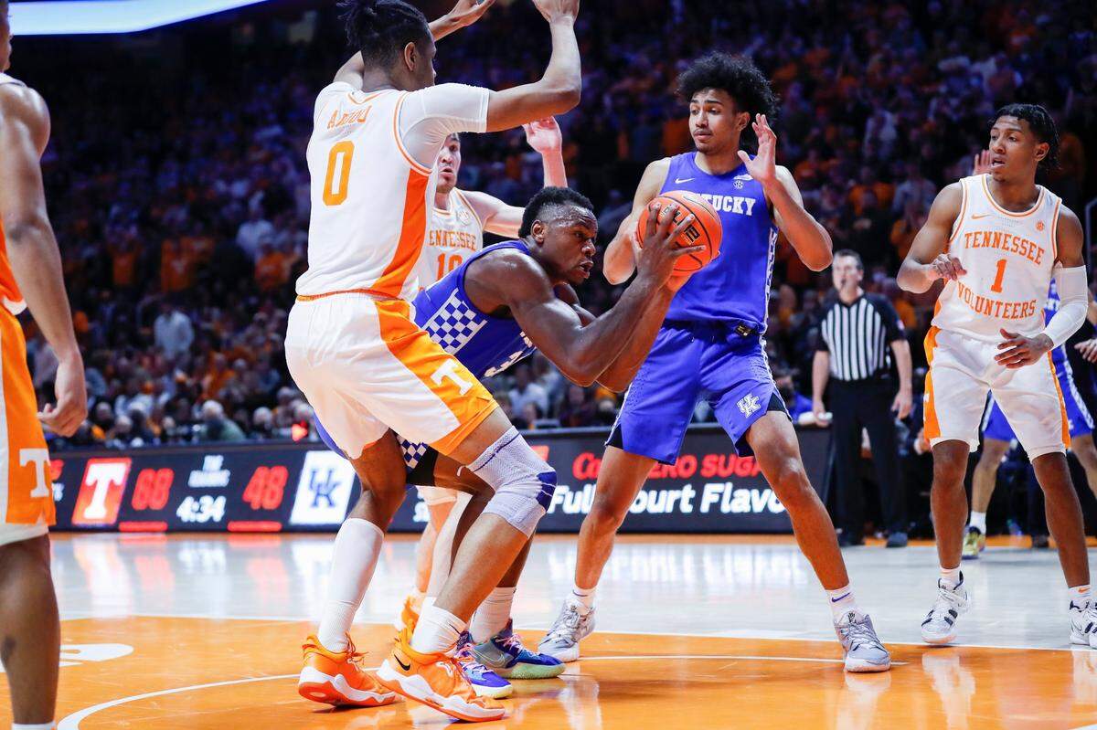 Kentucky’s Oscar Tshiebwe, with the ball, takes a rebound and tries to score while guarded by Tennessee’s Jonas Aidoo (0) during Tuesday’s game.