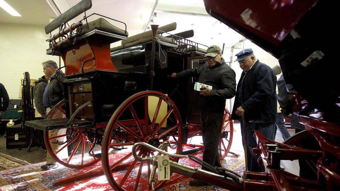 Barry Dickinson, left, of Blythewood, S.C., and Harley Chandler inspected the 1910 pony road coach made for Alfred Gwynne Vanderbilt. In 1915, the coach brought $425 after Vanderbilt died when the Lusitania was sunk by a German torpedo. Saturday it sold for $140,000.