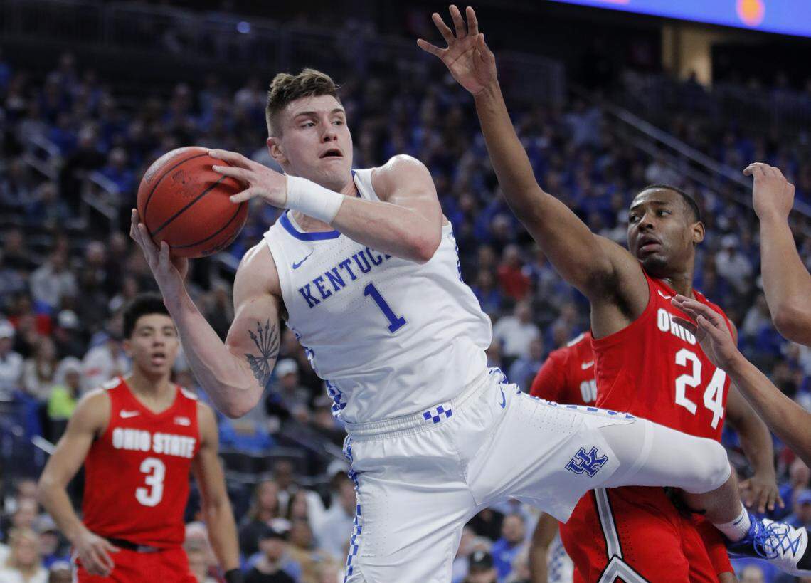 In a battle of Top 10 teams in the 2019-20 CBS Sports Classic, No. 5 Ohio State beat No. 6 Kentucky 71-65 in spite of 17 points and four rebounds from UK forward Nate Sestina (1).
