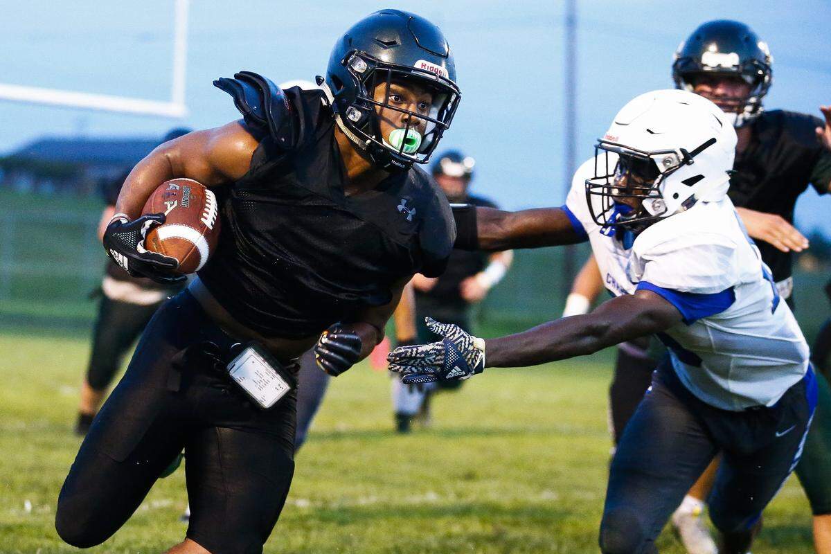 Western Hills’ Wandale Robinson carried the ball during a scrimmage against Lexington Christian before the season.