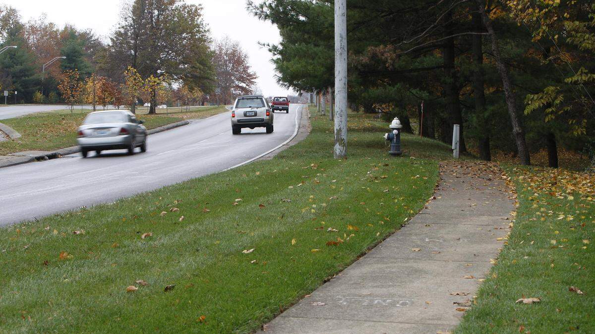 The sidewalk ended just south of The Enclave residential development at 1616 Tates Creek Rd. in  2008.
