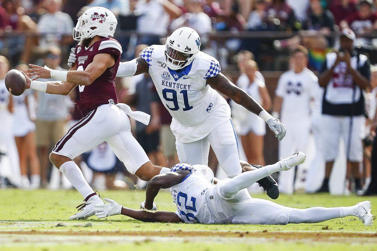 Kentucky defenders Jamari Brown (32) and Calvin Taylor (91) tried to corral Mississippi State quarterback Garrett Shrader during the Wildcats’ 28-13 loss last week.