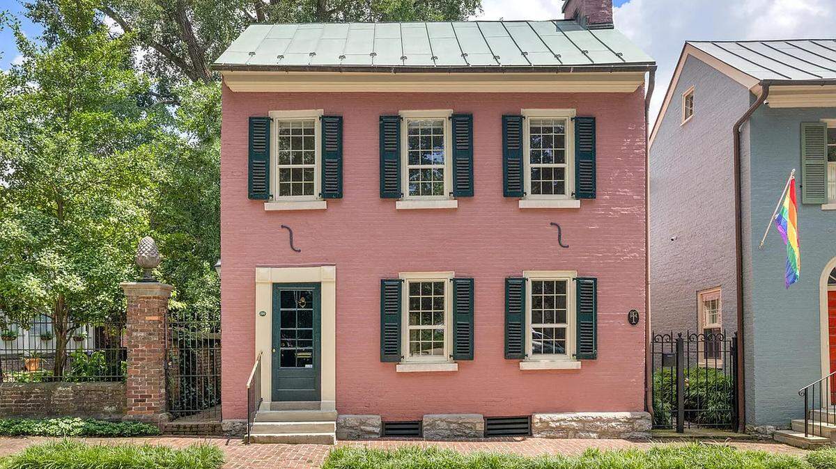 The street view of 220 Market Street in Lexington’s Gratz Park. The home is up for sale at $1,150,000. From the street, you can see its brick facade, which has been painted a rosy pink. The home is in the federal style and dates to 1816.