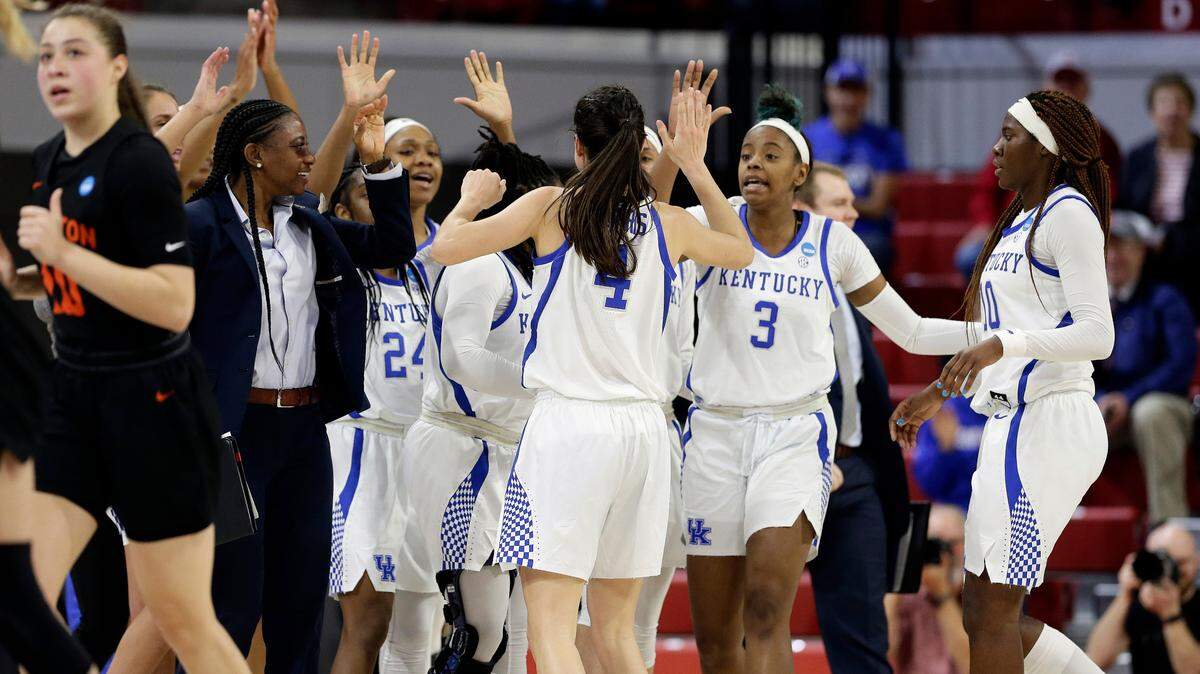 Maci Morris (4) was congratulated by teammates after a basket during the second half, when the Kentucky senior scored 13 of her 19 points.
