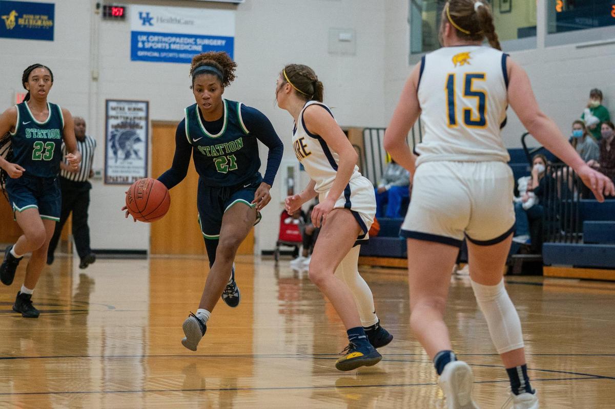 Bryan Station’s Tania Woodall (21) drove up the court during the Defenders 42-40 victory at Sayre on Tuesday, Jan. 25, 2022 in Lexington.
