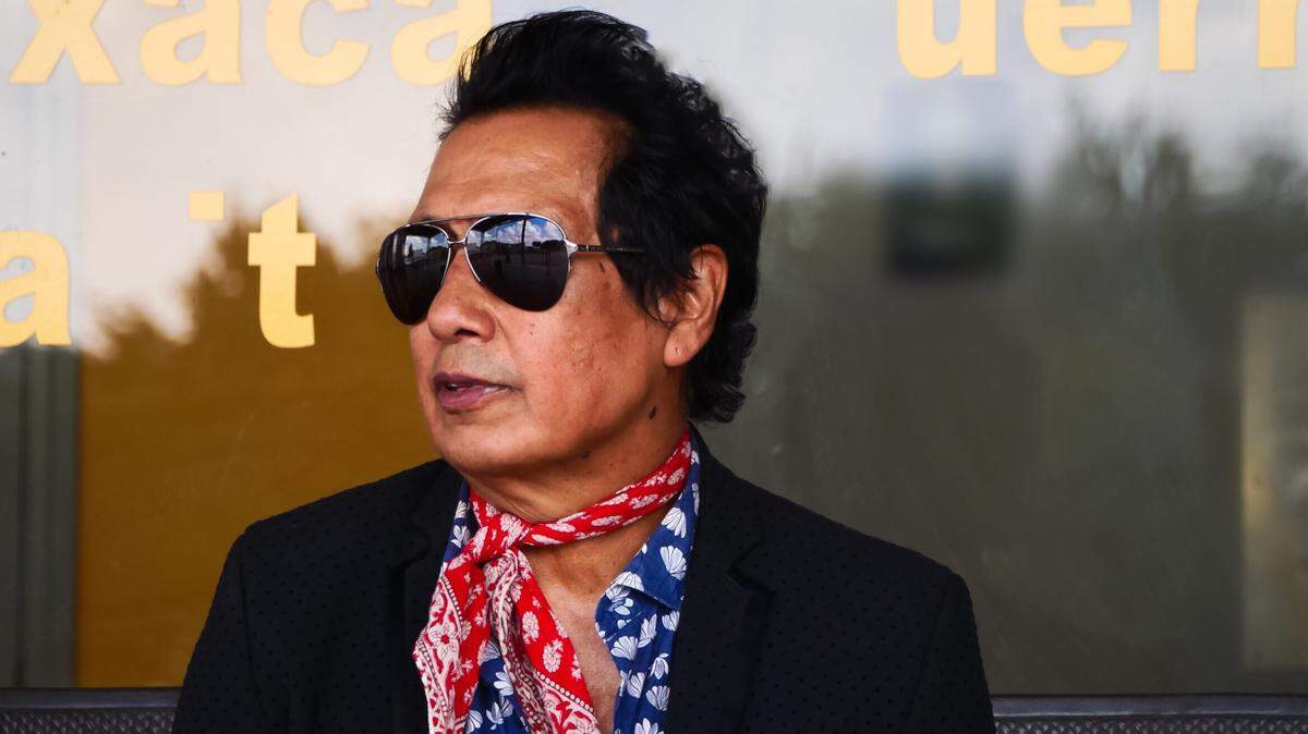 Alejandro Escovedo plays Willie’s this weekend with the Italian rockers of Don Antonio, the same troupe that assists Escovedo on his new album “The Crossing.”