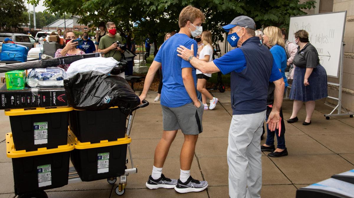 University of Kentucky President Eli Capilouto welcomes students as they move belonging into Woodland Glen III residence hall at the University of Kentucky in Lexington, Ky., Monday, August 16, 2021. According to Executive Director of Auxiliary Services, Sarah Nikirk 2,000 students will move in all over campus and 400 will move in at dorm Woodland Glen III.