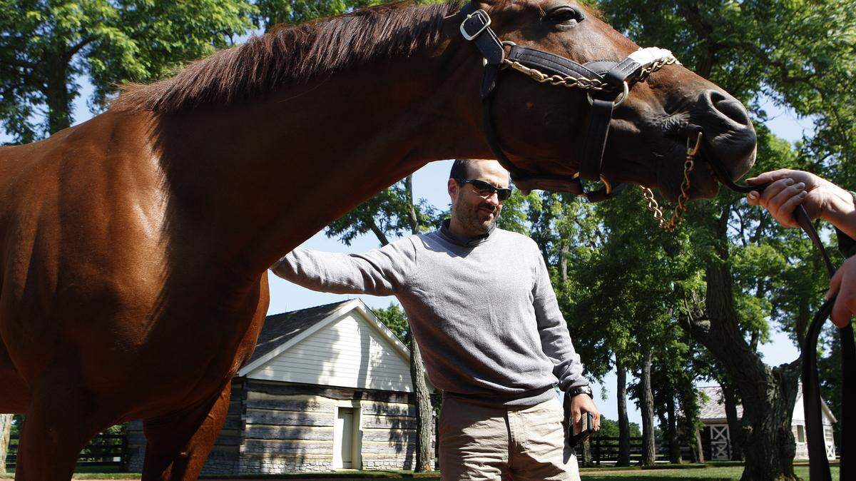 Angelo Brunacini rubbed Flower Alley at Three Chimneys Farm in Midway on Saturday as he brought his family to meet the Thoroughbred bred by his father, George Brunacini.