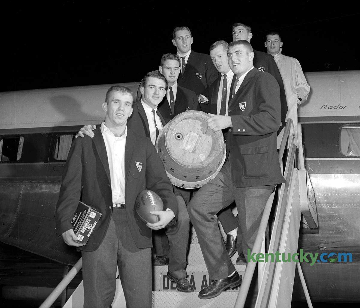 Kentucky football players carried the Beer Barrel that was annually given to the winner of the UK-Tennessee game off the team plane at Lexington’s Blue Grass Field on Nov. 24, 1962, after the Wildcats beat the Volunteers 12-10 on Clarkie Mayfield’s field goal with 16 seconds left in the game. The players in the picture are, left row, from bottom, Mayfield; Darrell Cox, who scored Kentucky’s lone touchdown; Ray Heffington and Frank Sakal. Right row, from bottom, Herschel Turner, holding the Beer Barrel, Jim Hill, Jim Komara and Jerry Woolum.