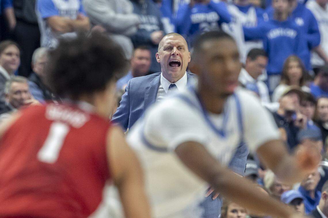 Kentucky head coach Mark Pope talks to his players during Saturday’s game against Alabama.
