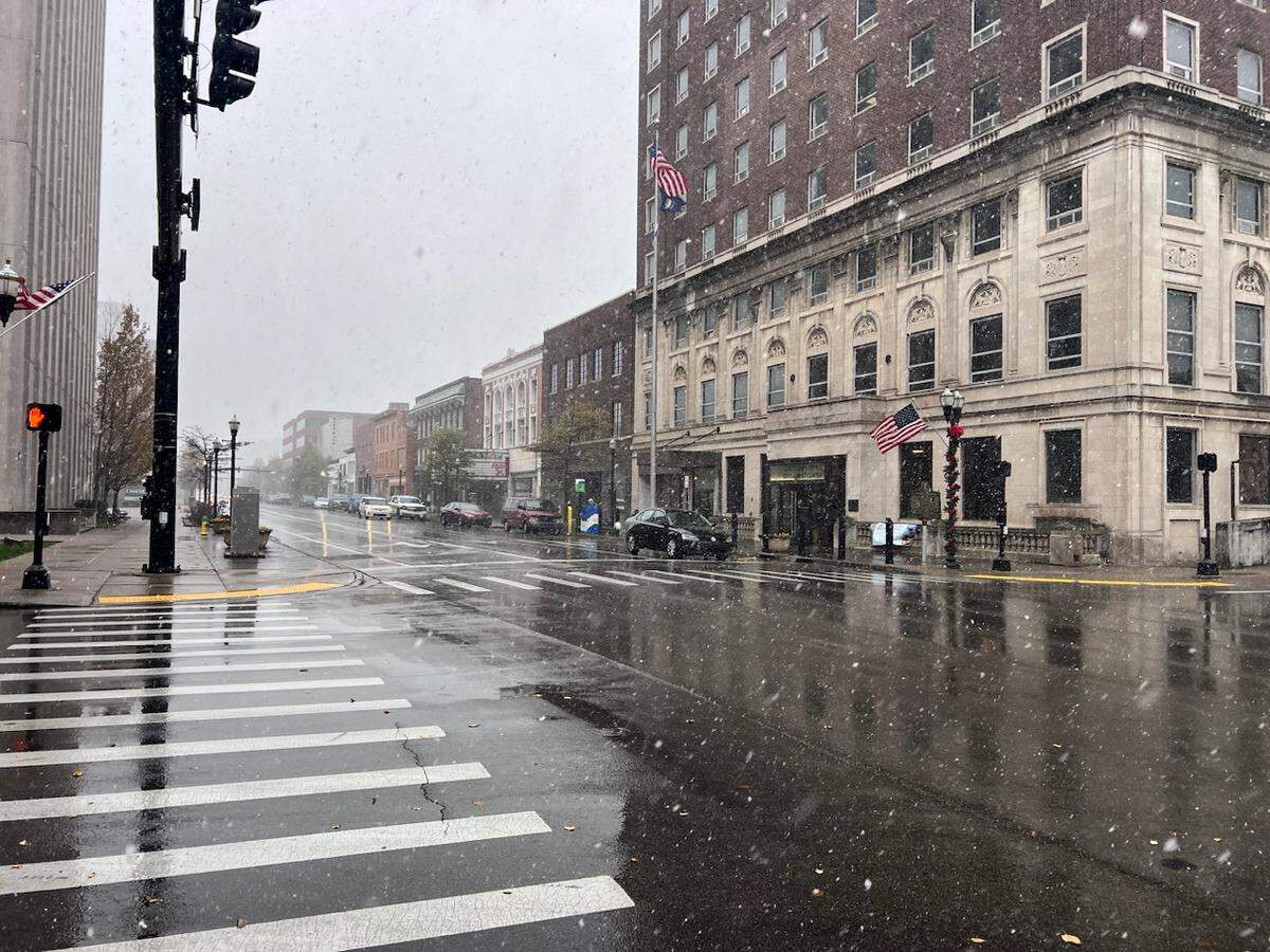 Snow falls in downtown Lexington Thursday, Nov. 21, 2024. 