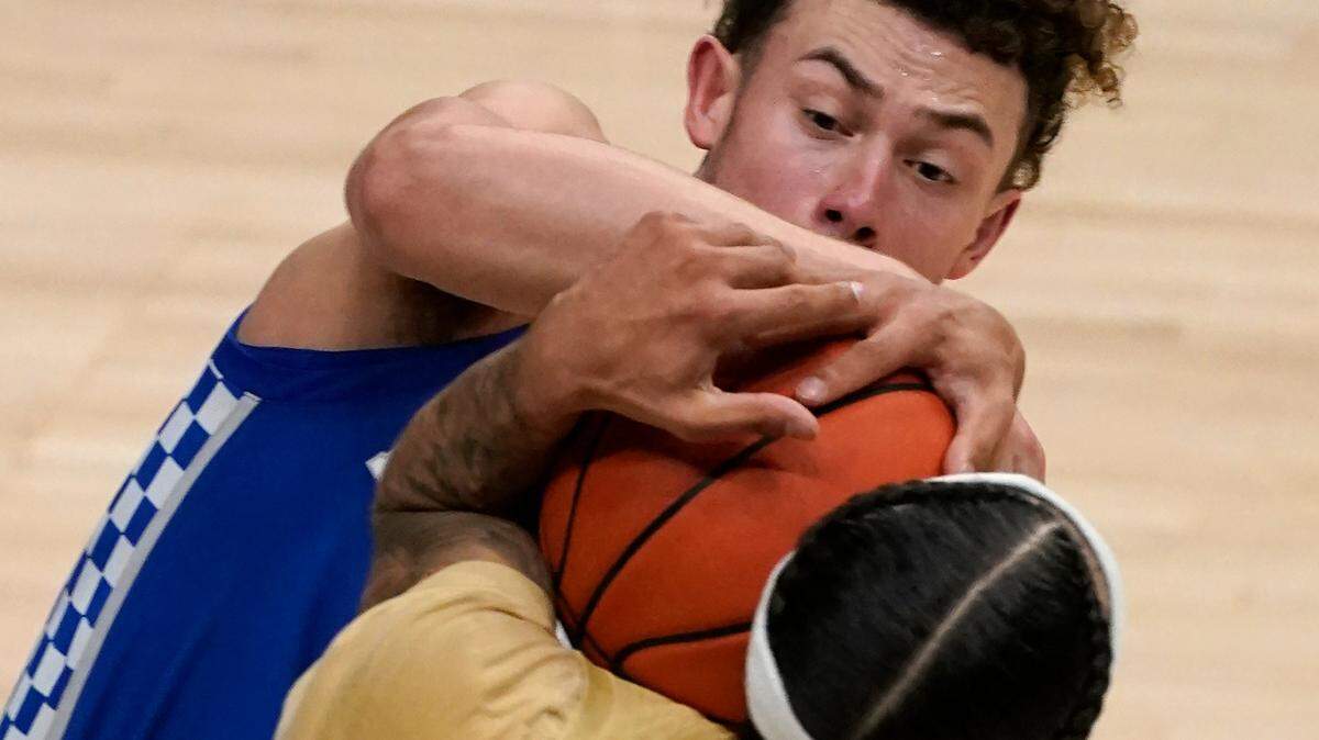 Georgia Tech guard Jose Alvarado, bottom, and Kentucky guard Devin Askew battled for the ball during the first half Sunday in Atlanta.