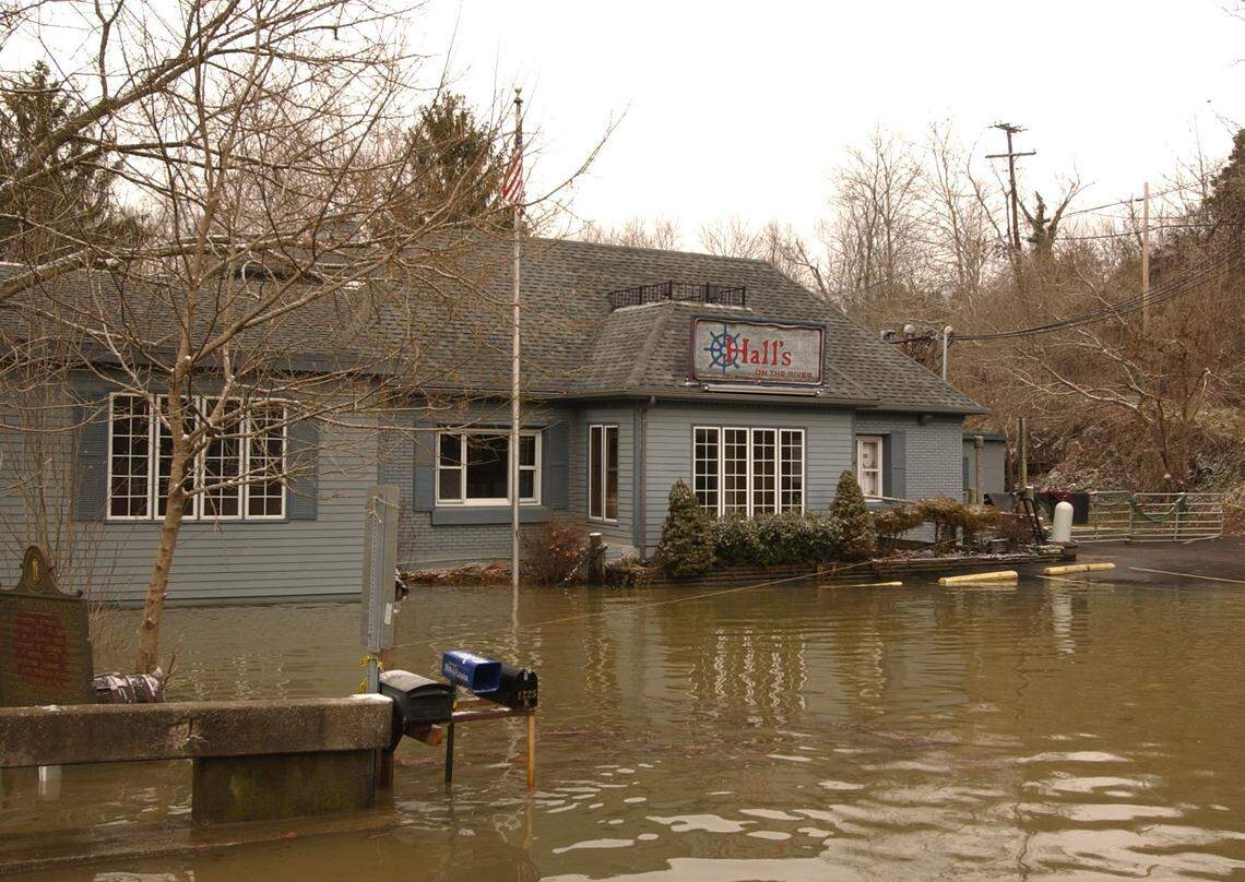 Hall’s On the River located on Athens Boonesboro Road in Lexington, Ky. is flooded, nobody is at the scene. Monday Feb 17, 2003. Keyword: The Winter of 2003, Ice Storm of 2003, floods, flooding, rains, weather, snow, ice, winter storm.