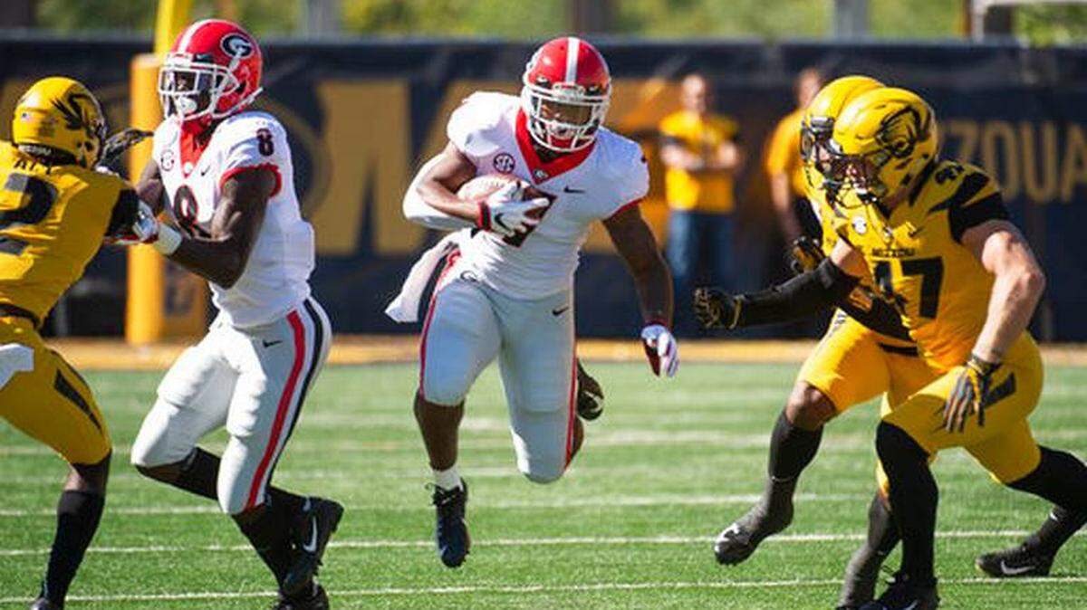Georgia running back D’Andre Swift runs between Missouri defenders during the first half of Georgia’s 43-29 win in an NCAA college football game Saturday, Sept. 22, 2018, in Columbia, Mo. No. 2-ranked Georgia plays host to Tennessee on Saturday.