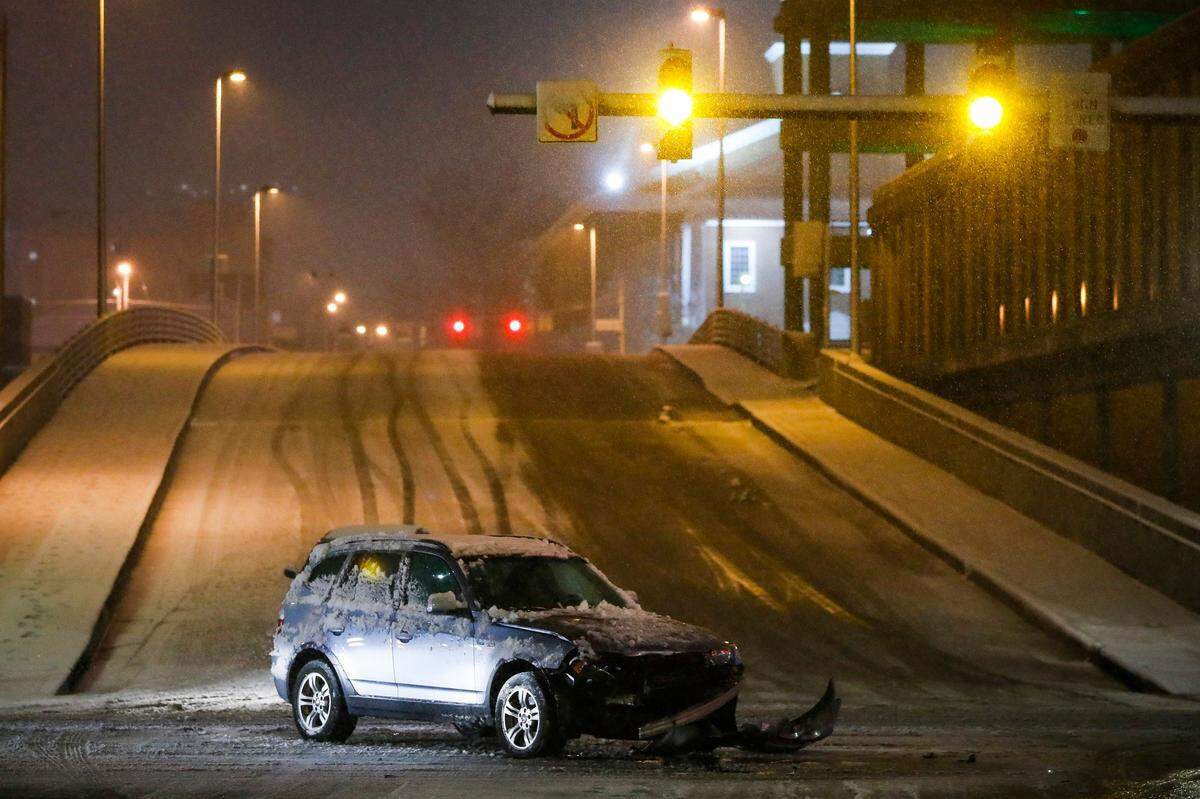A vehicle sits disabled in the intersection of East Main Street and North Martin Luther King Boulevard following a collision with a pick-up truck as snow falls in downtown Lexington, Ky., Wednesday, Jan. 27. 2021. Snow fell during rush hour traffic in Lexington.