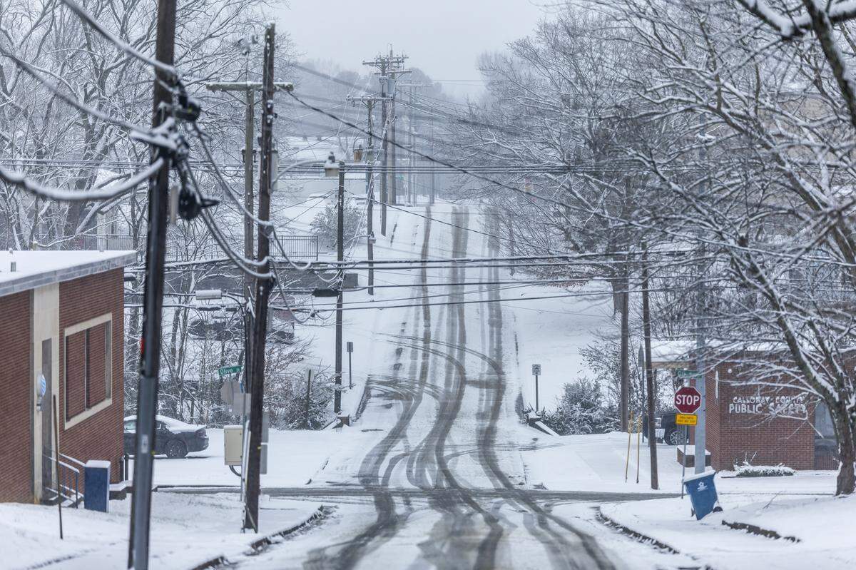 Snow covers North Seventh Street in Murray, Ky., on Friday, Jan. 10, 2025.