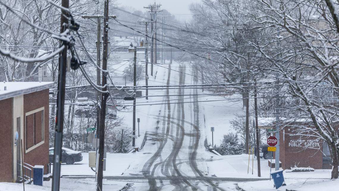 Snow covers North Seventh Street in Murray, Ky., on Friday, Jan. 10, 2025.
