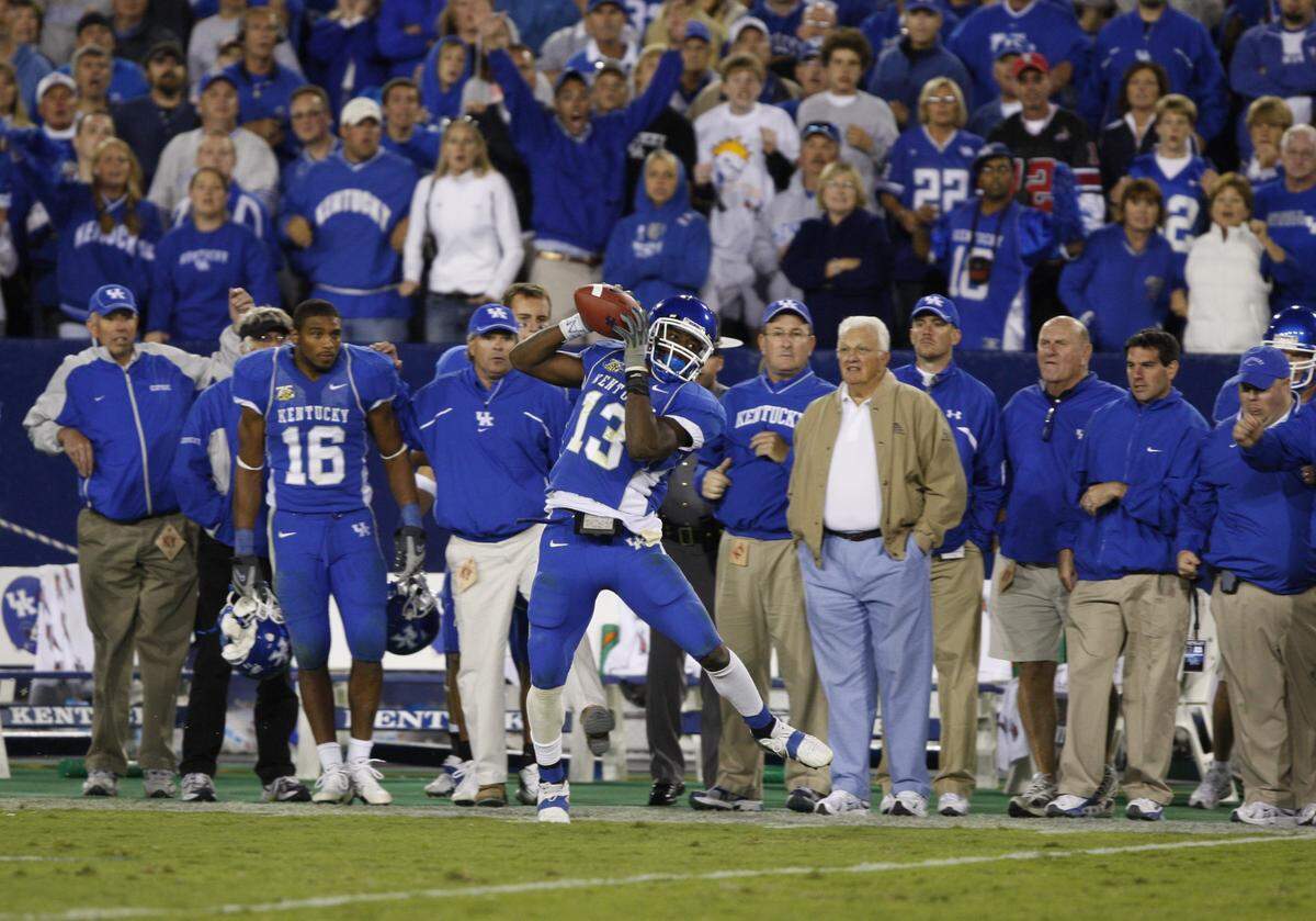 Kentucky wide receiver Steve Johnson en route to his game-winning, 57-yard touchdown reception that gave UK a 40-34 upset of No. 9 Louisville in 2007.